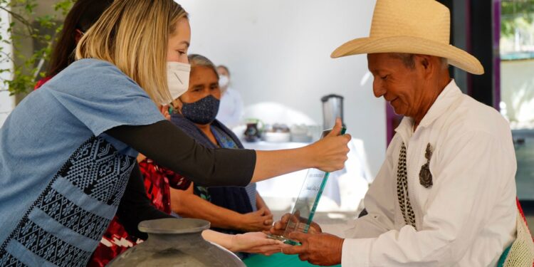 Entrega Seculta reconocimientos a las y los ganadores de la convocatoria “Medalla a la trayectoria en arte popular 2021”