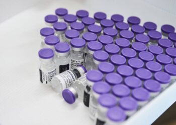 Tercera dosis de vacuna ‘neutraliza’ a variante ómicron, afirman Pfizer y BioNTech