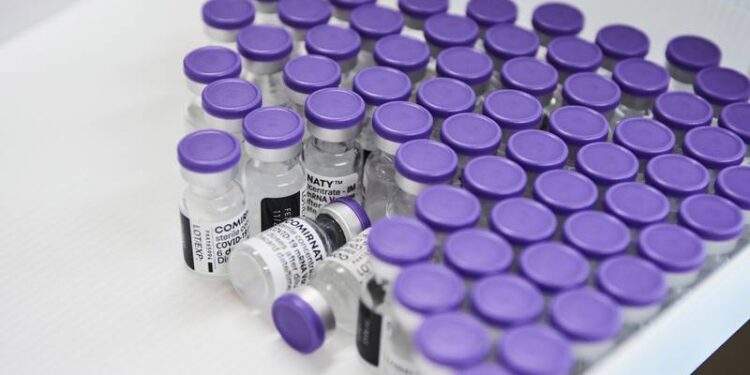 Tercera dosis de vacuna ‘neutraliza’ a variante ómicron, afirman Pfizer y BioNTech