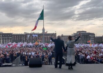 AMLO regresa al Zócalo y presume fortaleza en sus tres años de gobierno