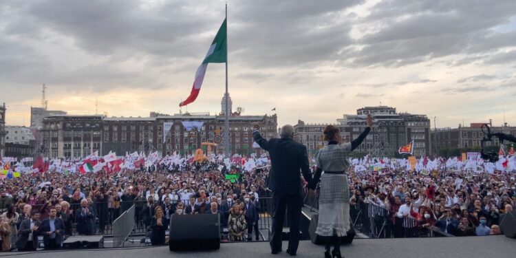 AMLO regresa al Zócalo y presume fortaleza en sus tres años de gobierno