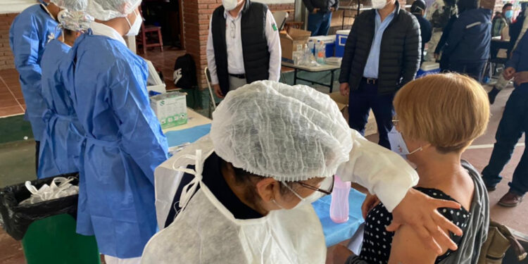 Reconoce IEEPO buena respuesta del magisterio en la jornada de refuerzo de vacunación docente