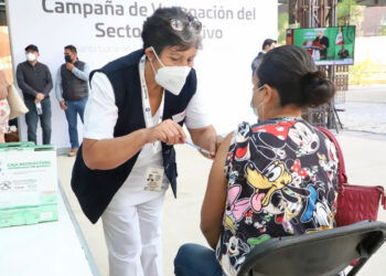 Se aplicará dosis de refuerzo contra COVID-19 a personal educativo el 12, 13 y 14 de enero: IEEPO