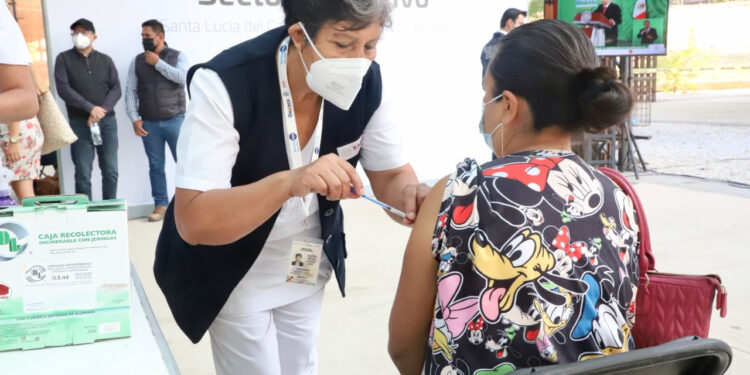 Se aplicará dosis de refuerzo contra COVID-19 a personal educativo el 12, 13 y 14 de enero: IEEPO