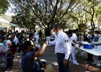 Supervisa IEEPO en colaboración con autoridades federales proceso de vacunación a personal educativo