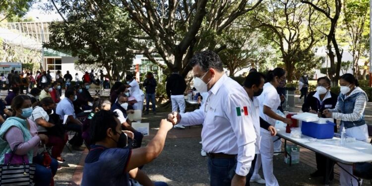 Supervisa IEEPO en colaboración con autoridades federales proceso de vacunación a personal educativo