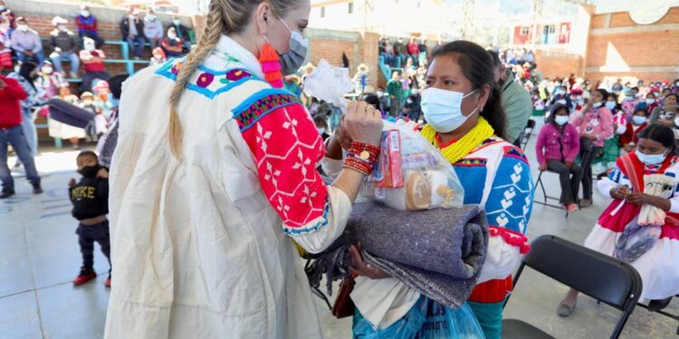 “Sociedad y Gobierno trabajan en equipo para beneficio de más familias oaxaqueñas”: CHR