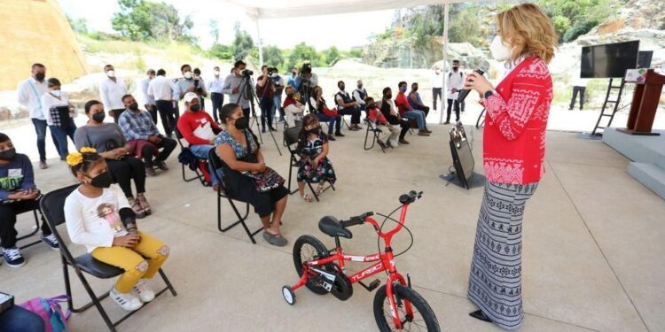 “Trabajamos en equipo Gobierno del Estado e iniciativa privada, con un solo objetivo: el bienestar de las familias oaxaqueñas”: AMH