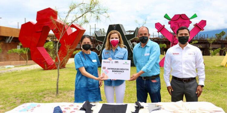 “La administración que encabeza mi esposo, el Gobernador Alejandro Murat, continúa entregando créditos en beneficio de más familias oaxaqueñas”: IMM