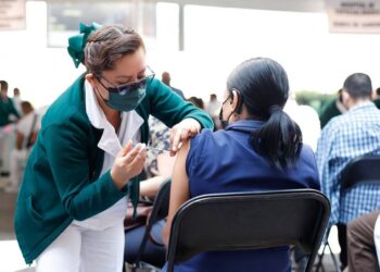 Maestros, su refuerzo de vacuna tendrá que esperar: clima retrasa llegada de dosis COVID