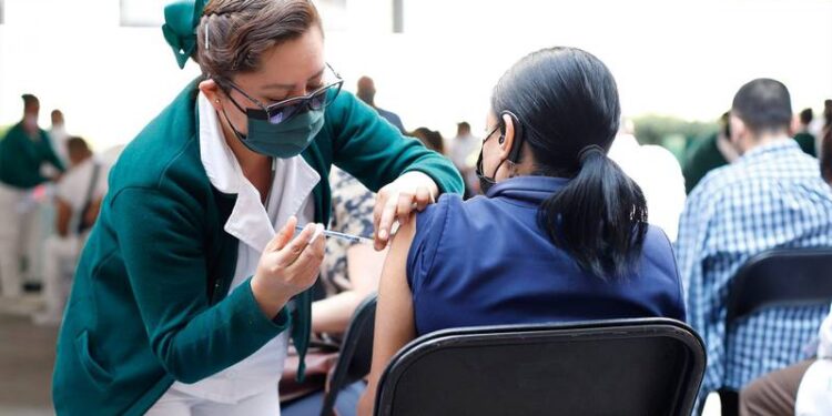 Maestros, su refuerzo de vacuna tendrá que esperar: clima retrasa llegada de dosis COVID