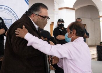Entrega Fiscal General de Oaxaca, Arturo Peimbert, reconocimientos a elementos de la Agencia Estatal de Investigaciones
