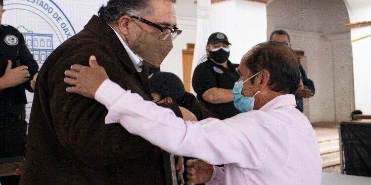 Entrega Fiscal General de Oaxaca, Arturo Peimbert, reconocimientos a elementos de la Agencia Estatal de Investigaciones
