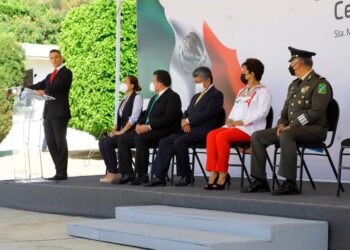 Encabeza AMH ceremonia cívica por el Día de la Bandera Nacional