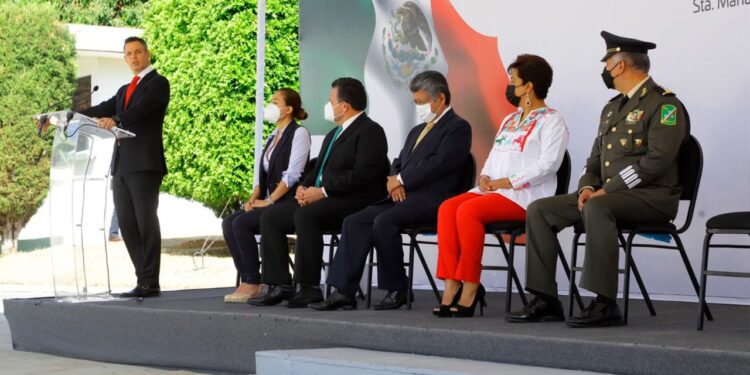 Encabeza AMH ceremonia cívica por el Día de la Bandera Nacional