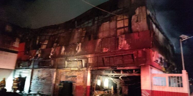 En coordinación, sofocan incendio en bodega de llantas sobre Símbolos Patrios: CEPCO