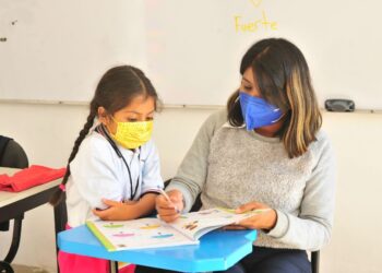Felicita IEEPO a educadoras y educadores en su día