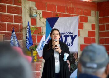 Con los brazos abiertos reciben las familias de la Mixteca a Naty Díaz