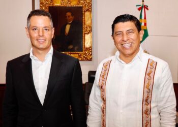 Recibe el gobernador Alejandro Murat Hinojosa al gobernador electo Salomón Jara Cruz en Palacio de Gobierno