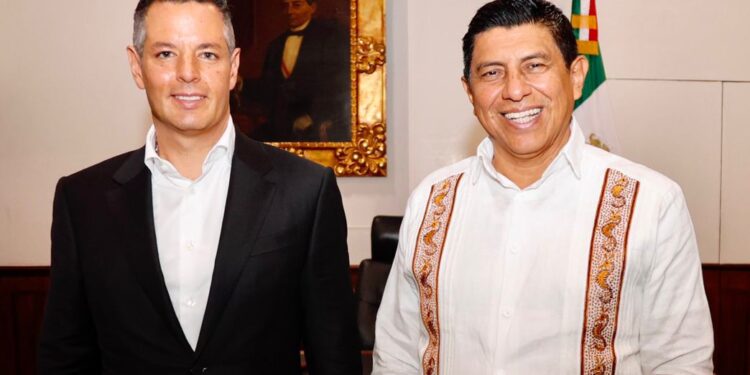 Recibe el gobernador Alejandro Murat Hinojosa al gobernador electo Salomón Jara Cruz en Palacio de Gobierno