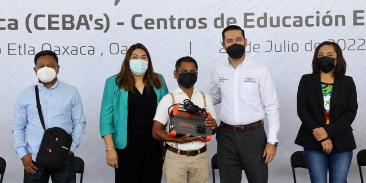 Renueva el IEEPO equipo y herramientas de 10 Centros de Educación Básica para Adultos