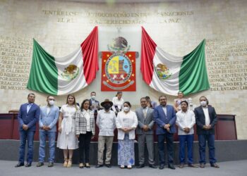 Entrega Congreso de Oaxaca medalla Álvaro Carrillo 2022 a Mario Santiago Vázquez