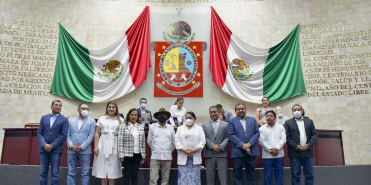 Entrega Congreso de Oaxaca medalla Álvaro Carrillo 2022 a Mario Santiago Vázquez