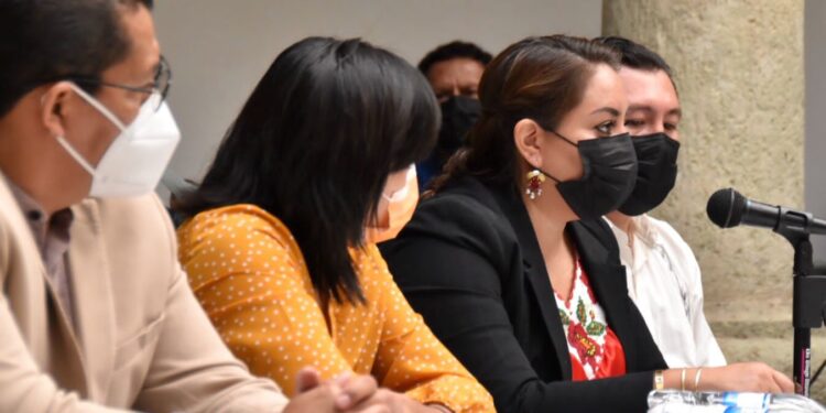 Presenta IEEPO Manual para la atención frente a la portación y uso de drogas y armas en instituciones de educación básica