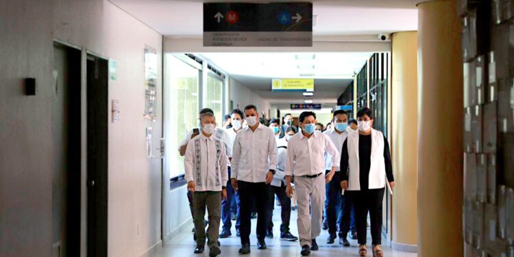 Supervisan Alejandro Murat, Salomón Jara y titulares del Sector Salud federal hospitales de Oaxaca