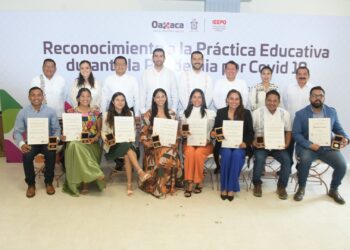 Entrega el IEEPO reconocimientos a docentes premiados por la SEP por sus prácticas educativas en la pandemia