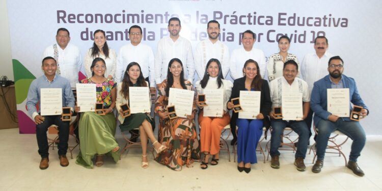 Entrega el IEEPO reconocimientos a docentes premiados por la SEP por sus prácticas educativas en la pandemia