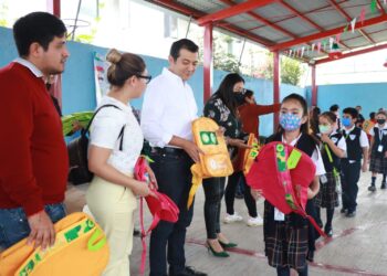 Con entrega de mochilas, impulsa 4T educación de niñez oaxaqueña