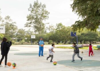 Niñas y niños disfrutan las Clases de Basquetbol gratuitas en El Tequio