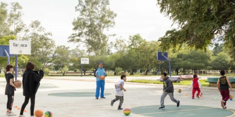 Niñas y niños disfrutan las Clases de Basquetbol gratuitas en El Tequio