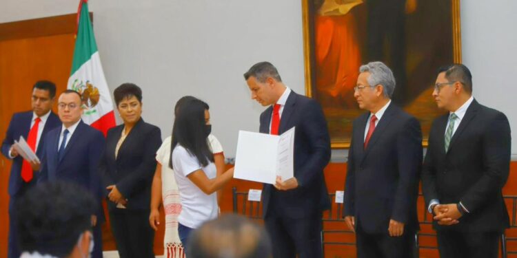 Entrega Alejandro Murat boletas de libertad a personas indígenas de escasos recursos