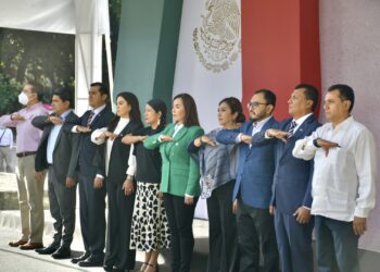 Dirige 65 Legislatura ceremonia cívica e izamiento de bandera en Oaxaca