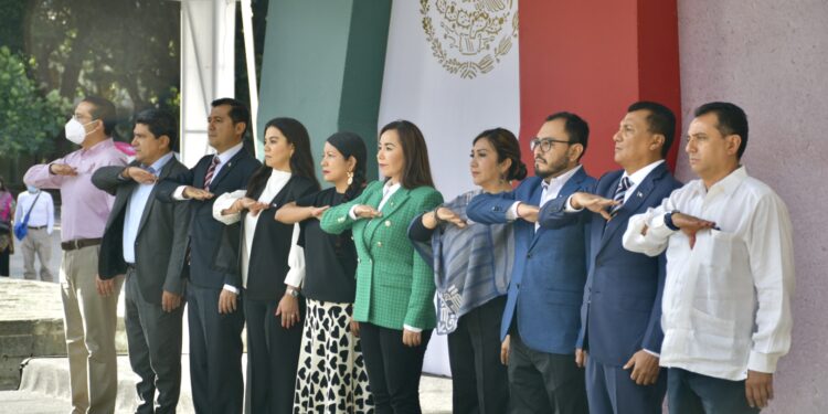 Dirige 65 Legislatura ceremonia cívica e izamiento de bandera en Oaxaca