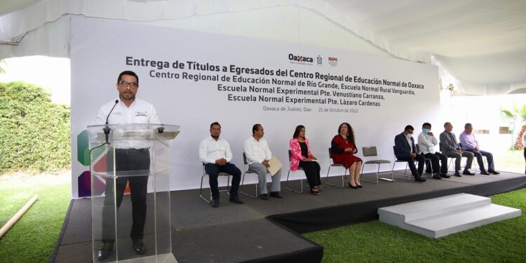 Realiza el IEEPO entrega de 555 títulos profesionales a egresados de Escuelas Normales y de la UPN