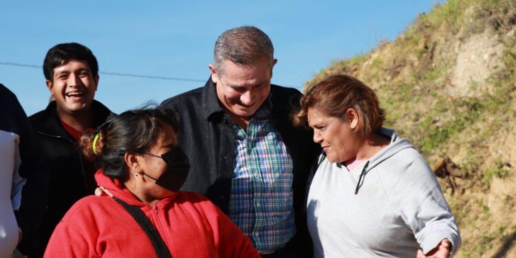 Entrega Noé Jara y regidores capitalinos, material de construcción en colonias de Santa Rosa