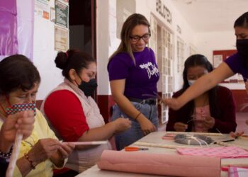 Imparte Brigada Violeta taller “Elaboración de Catrinas con Papel Maché”