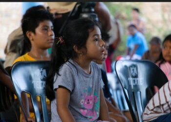 Mediante la presentación de una obra de teatro, niñas y niños de la costa oaxaqueña aprendieron sobre el cambio climático