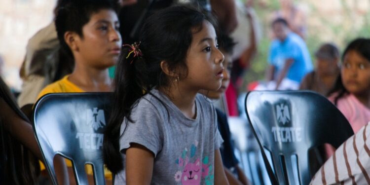 Mediante la presentación de una obra de teatro, niñas y niños de la costa oaxaqueña aprendieron sobre el cambio climático