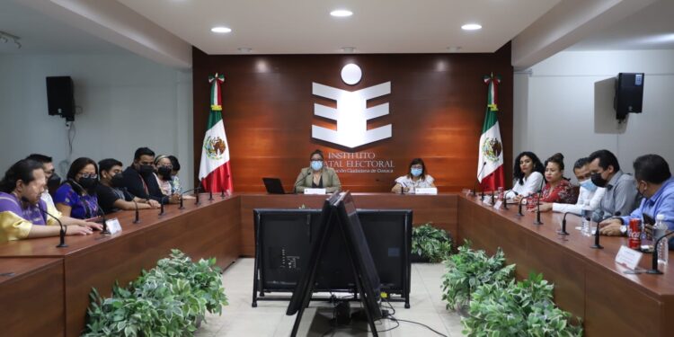 Dialoga IEEPCO con personas con discapacidad 