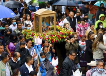 Juntos, artesanos y el gobernador Alejandro Murat encabezan procesión de la Inmaculada Virgen de Juquila a la Catedral