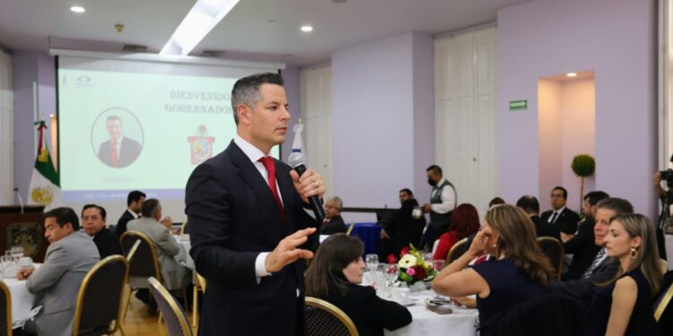 Presenta Alejandro Murat logros de Oaxaca en materia económica ante la Canaco Ciudad de México