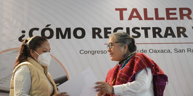 Capacitan en el Congreso a emprendedores para el registro de su marca