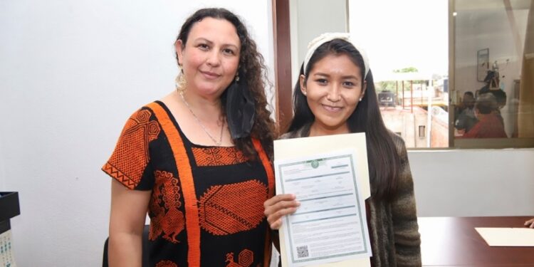 Entrega el IEEPO títulos profesionales a egresados de la UPN 201