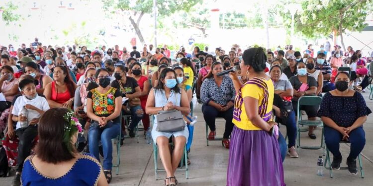 Entrega Edith Aparicio Martínez apoyos de programas de inversión de la Sepia