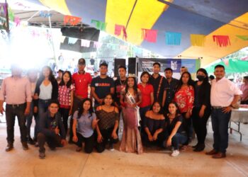 Fortalecen jóvenes universitarios vínculos de comercialización con productores de mezcal de la región de la Sierra Sur