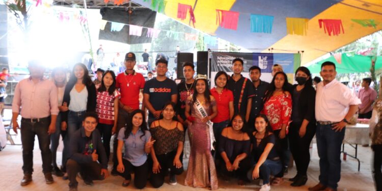 Fortalecen jóvenes universitarios vínculos de comercialización con productores de mezcal de la región de la Sierra Sur